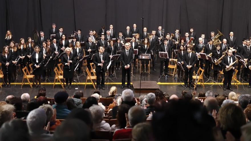 La banda de música de Bergara en un concierto.
