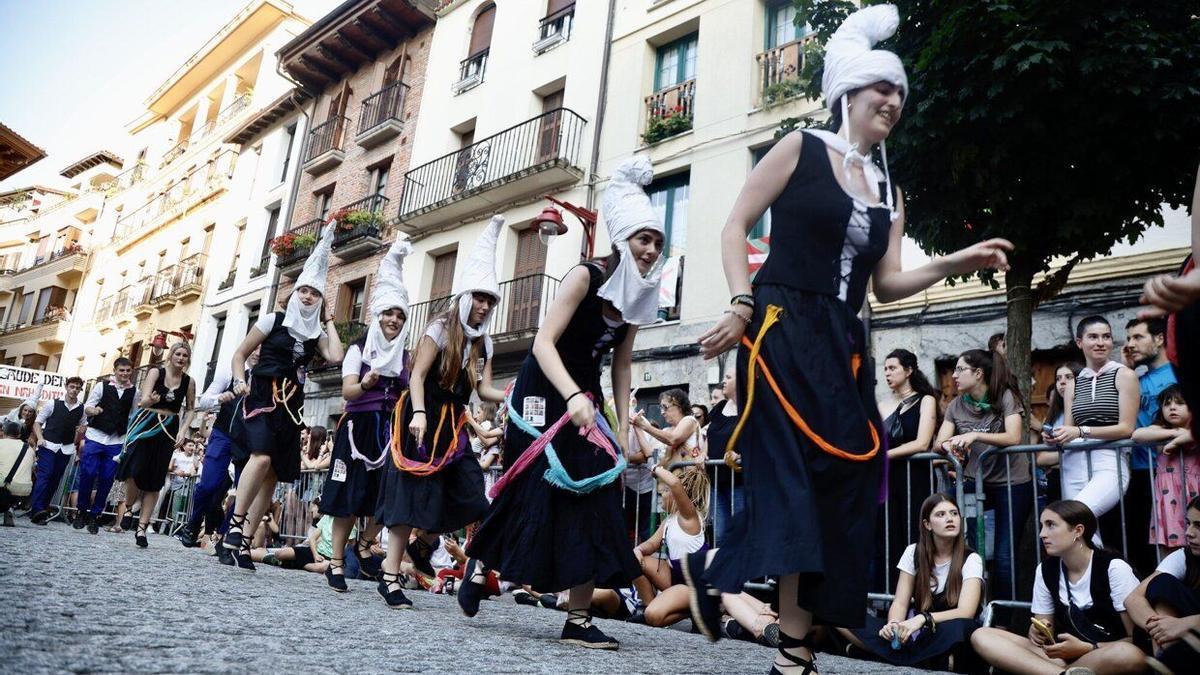 Representación de un akelarre en unas fiestas