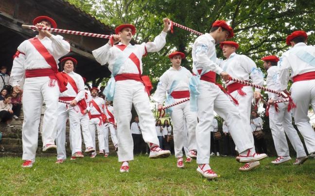 La Ezpata-dantza en honor a San Roke volverá a estar presente en las celebraciones. / NTM La Ezpata-dantza en honor a San Roke volverá a estar presente en las celebraciones.