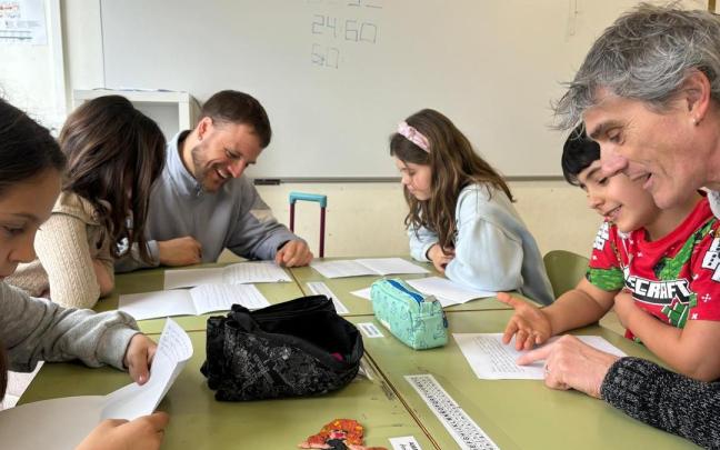 Varios docentes imparten clase de manera conjunta en Zangozagako Ikastola. / NTM Varios docentes imparten clase de manera conjunta en Zangozagako Ikastola.