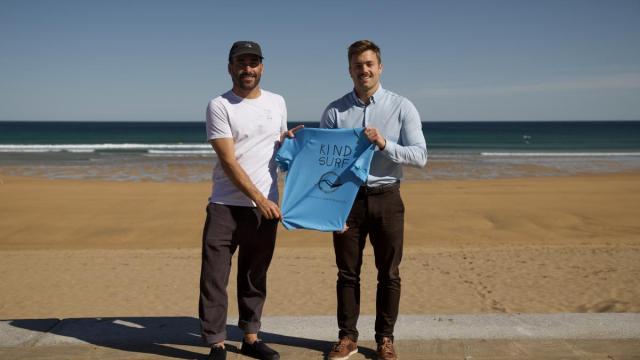 Aritz Aranburu e Inaxio Illarramendi en la playa de Zarautz. / Zarauzko Udala Aritz Aranburu e Inaxio Illarramendi en la playa de Zarautz.