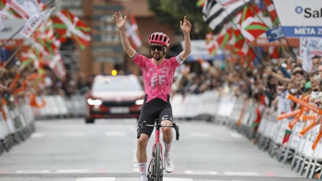 El ciclista irlandés Ben Healy celebra la victoria en Gernika. / Efe El ciclista irlandés Ben Healy celebra la victoria en Gernika.