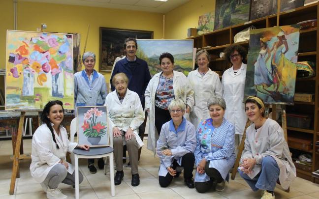 Algunas de las alumnas y alumno del curso y la profesora Ainhoa Cabero (primera por la izquierda). / Anabel Dominguez. Algunas de las alumnas y alumno del curso y la profesora Ainhoa Cabero (primera por la izquierda).