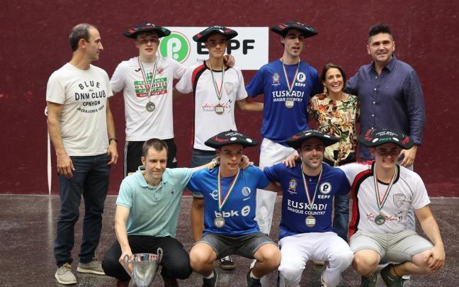 Urionabarrenetxea, agachado, sujeta la copa de campeones junto a los pelotaris de Markina. Urionabarrenetxea, agachado, sujeta la copa de campeones junto a los pelotaris de Markina.