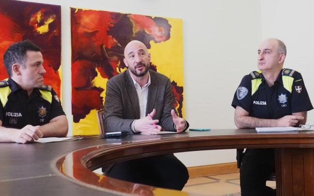 Jon Iraola, acompañado por miembros de la Policía Municipal, durante la presentación de los datos de criminalidad en Eibar y el anuncio de las medidas para frenarla / Aitor Zabala Jon Iraola, acompañado por miembros de la Policía Municipal, durante la presentación de los datos de criminalidad en Eibar y el anuncio de las medidas para frenarla