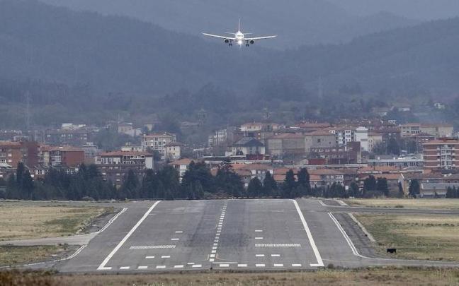 Imagen de archivo de un avión aterrizando en las pistas de Loiu | Borja Guerrero, Deia Imagen de archivo de un avión aterrizando en las pistas de Loiu | Borja Guerrero, Deia