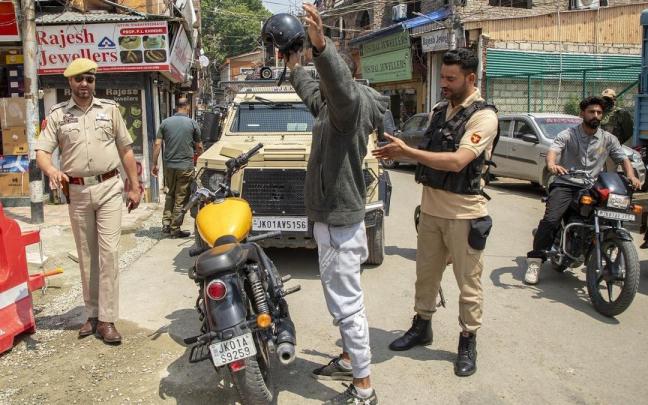 La Policía de India lleva a cabo un control en la ciudad de Srinagar, en la Cachemira india. / EP La Policía de India lleva a cabo un control en la ciudad de Srinagar, en la Cachemira india.
