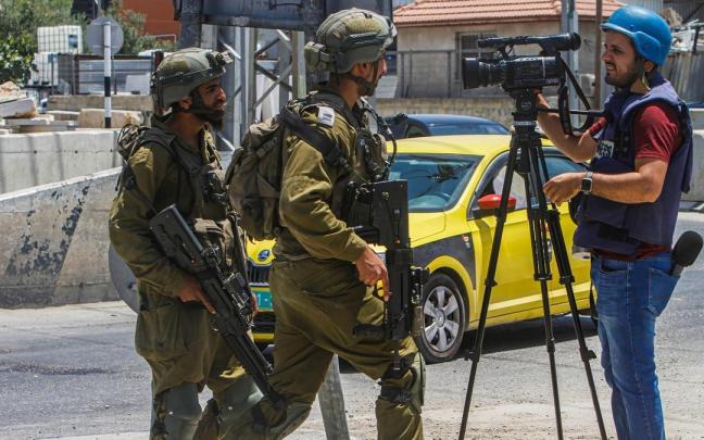 Soldados israelíes impiden trabajar a un periodista mientras vigilan la calle en la localidad de Deir Sharaf, cerca de Nablus. / EP Soldados israelíes impiden trabajar a un periodista mientras vigilan la calle en la localidad de Deir Sharaf, cerca de Nablus.