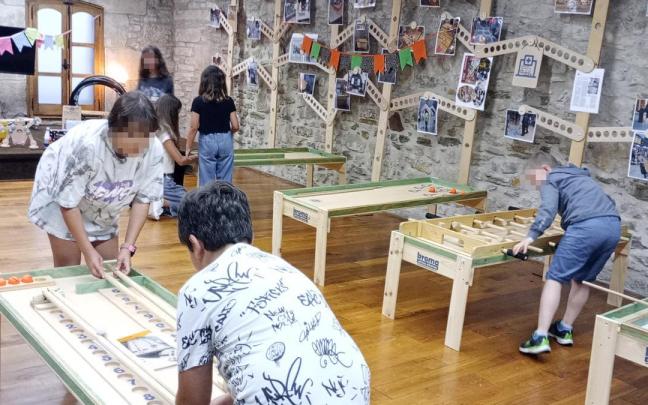 Juegos de madera en el local de Kroma / N.G. Juegos de madera en el local de Kroma