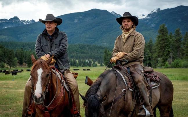 Kevin Costner y Luke Grimes durante una escena de la serie ‘Yellowstone’. / Paramount Pictures Kevin Costner y Luke Grimes durante una escena de la serie ‘Yellowstone’.
