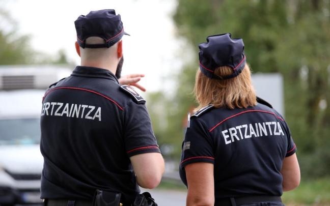 Dos agentes de la Ertzaintza. / Archivo Dos agentes de la Ertzaintza.