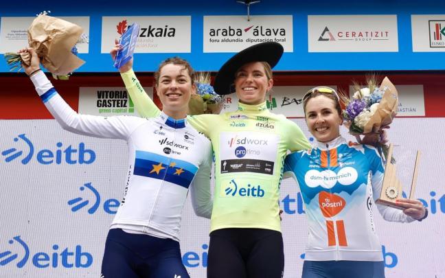 Demi Vollering, vencedora , acompañada en el podio final por Mischa Bredewold y por Juliette Labous. / Efe Demi Vollering, vencedora , acompañada en el podio final por Mischa Bredewold y por Juliette Labous.