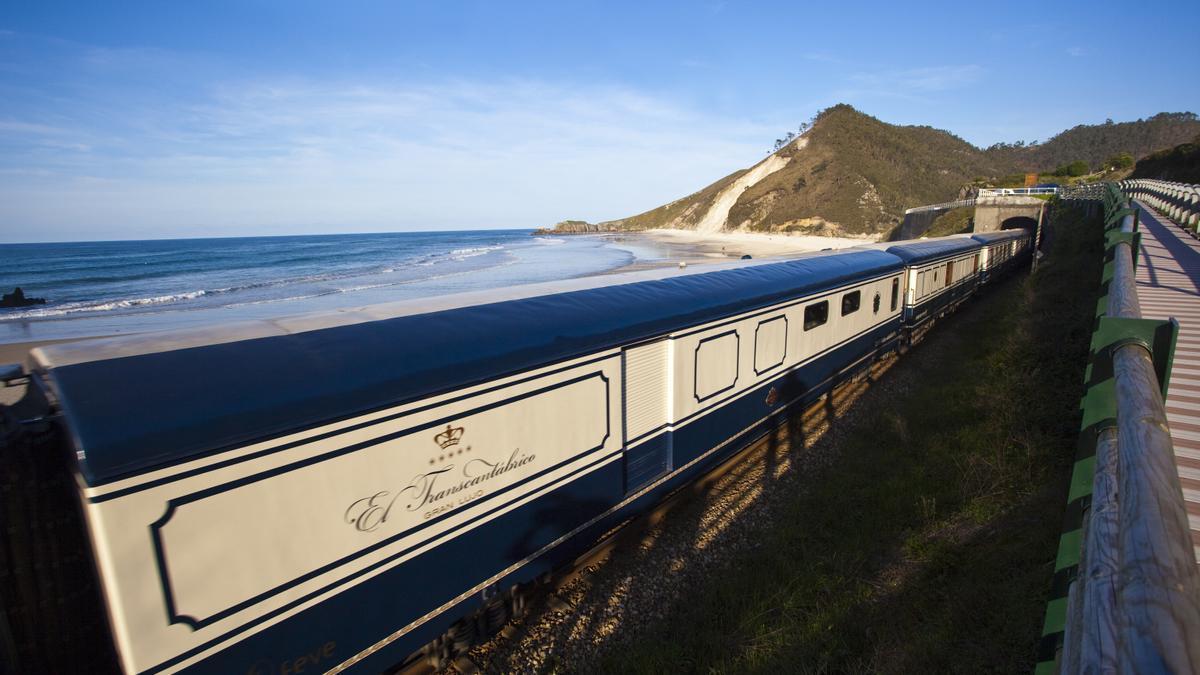 El Transcantabrico Gran Lujo, a su paso por la playa de San Antolín.