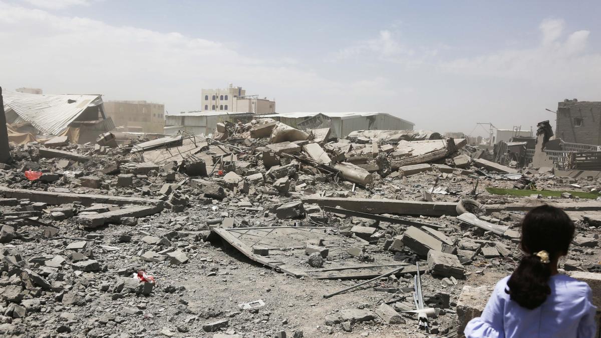 Escombros tras un ataque estadounidense a la capital de Yemen
