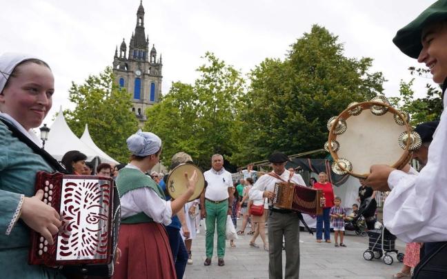 Miles de peregrinos cumplen cada 11 de octubre con la tradición de visitar a la Amatxu de Begoña | Pablo Viñas, Deia Miles de peregrinos cumplen cada 11 de octubre con la tradición de visitar a la Amatxu de Begoña | Pablo Viñas, Deia