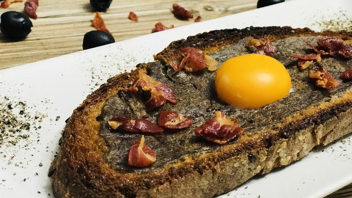 Rebanada de pan rellena de tortilla.