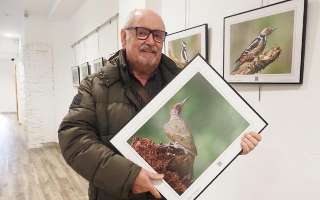 Juan Mari Ibarzabal con la imagen de una de las aves que expone en la muestra que tiene abierta en Portaleburu hasta el domingo / Aitor Zabala Juan Mari Ibarzabal con la imagen de una de las aves que expone en la muestra que tiene abierta en Portaleburu hasta el domingo