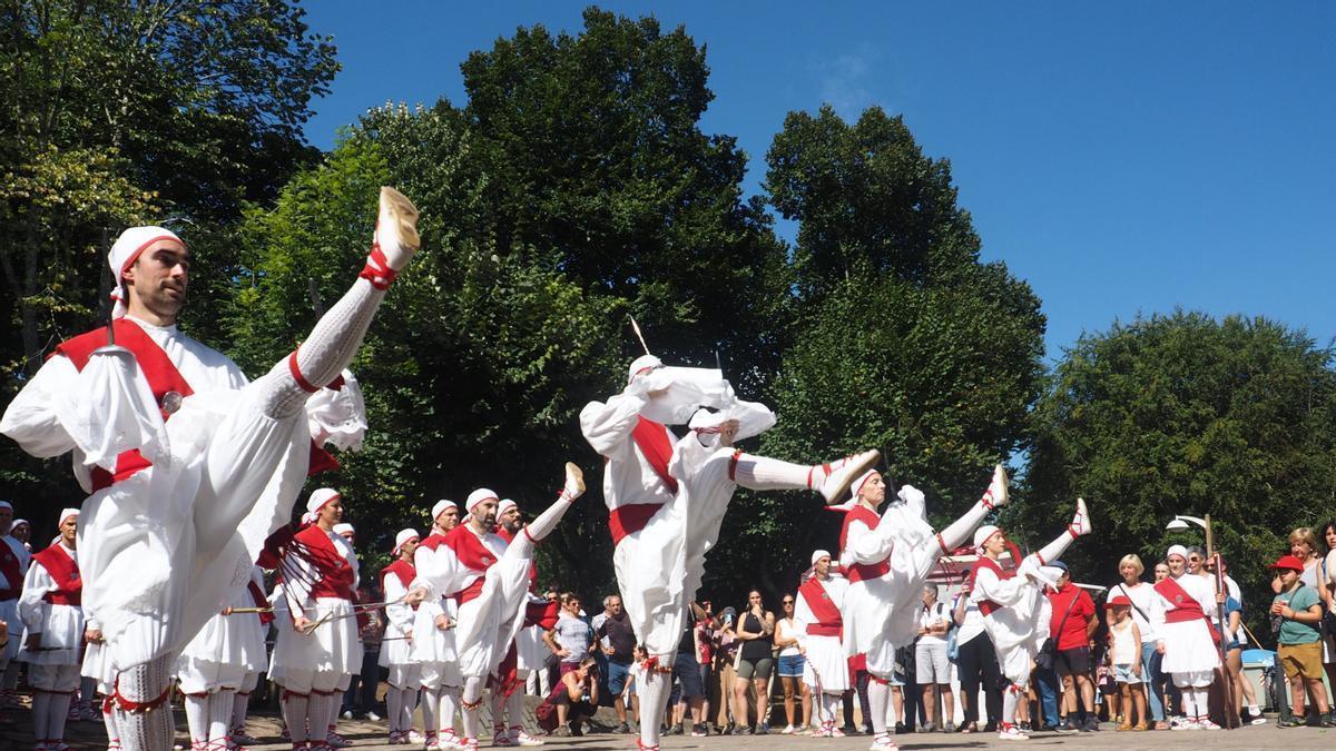 Dantzaris de Kezka bailando el día de Arrate bajo la sombre de los árboles que pueblan la campa