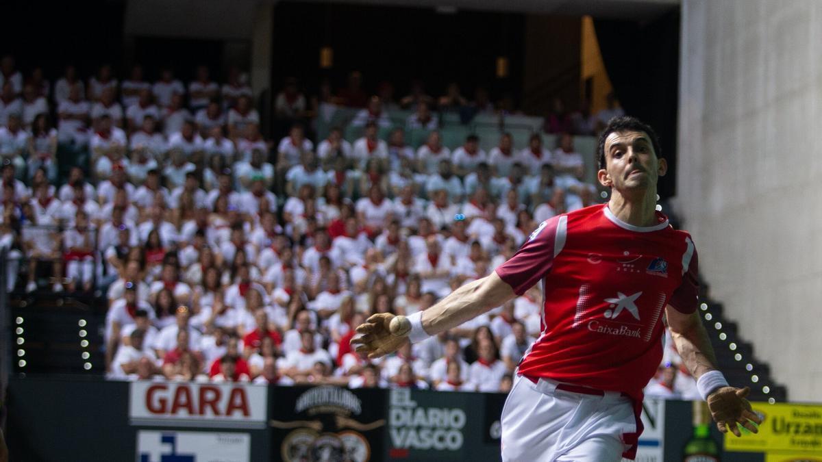 En imágenes: Jokin Altuna gana su cuarto Cuatro y Medio de San Fermín al derrotar a Jon Ander Peña en el Navarra Arena (22-21).