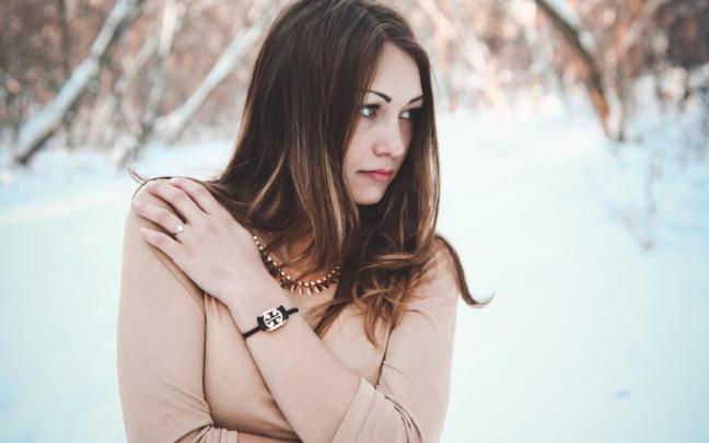 Una mujer posa en un bosque nevado. Una mujer posa en un bosque nevado.