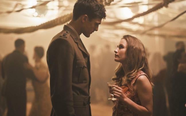 La miniserie de cinco capítulos mezcla el romance con el drama bélico. / Movistar Plus+ La miniserie de cinco capítulos mezcla el romance con el drama bélico.