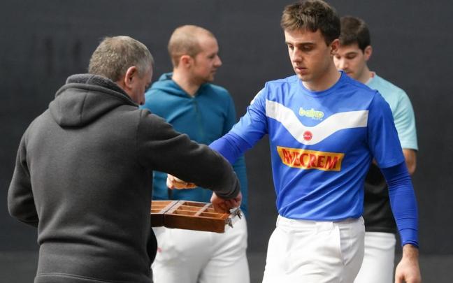 Elordi-Zabaleta y Peña II-Albisu eligen material en el frontón de Amorebieta-Etxano para la penúltima jornada del Campeonato de Parejas. / José Mari Martínez Elordi-Zabaleta y Peña II-Albisu eligen material en el frontón de Amorebieta-Etxano para la penúltima jornada del Campeonato de Parejas.