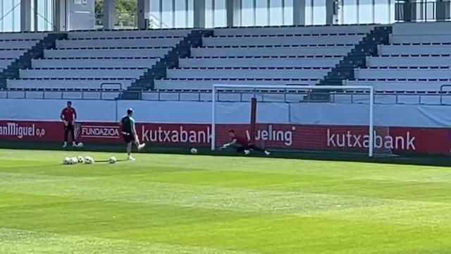 Julen Agirrezabala y Unai Simón se ejercitan en la jornada de hoy Julen Agirrezabala y Unai Simón se ejercitan en la jornada de hoy