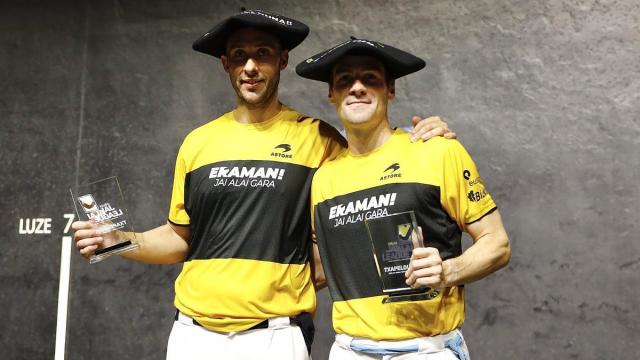 Imanol López y Xabier Barandika posan con las txapelas de campeones de la Jai Alai League 2023-2024. / Markel Fernández Imanol López y Xabier Barandika posan con las txapelas de campeones de la Jai Alai League 2023-2024.