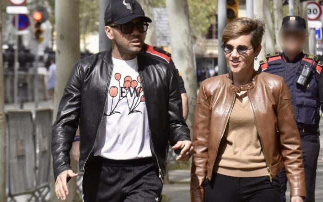 Dani Alves, al acudir este viernes a la Audiencia de Barcelona acompañado por su abogada. / EP Dani Alves, al acudir este viernes a la Audiencia de Barcelona acompañado por su abogada.