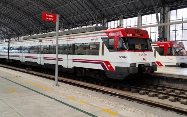 Un tren de Renfe Cercanías en la estación de Abando, en Bilbao, en una imagen de archivo Un tren de Renfe Cercanías En la estación de Abando, en Bilbao, en una imagen de archivo.
