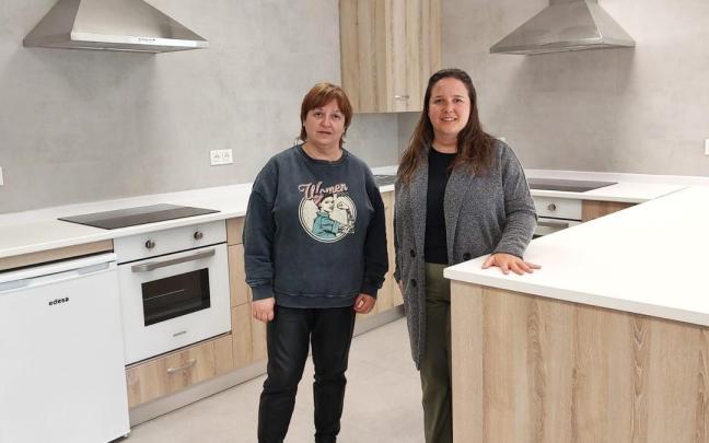 Miembros del Ayuntamiento de Ordizia en la renovada cocina del Gazteleku. / Udala Miembros del Ayuntamiento de Ordizia en la renovada cocina del Gazteleku.