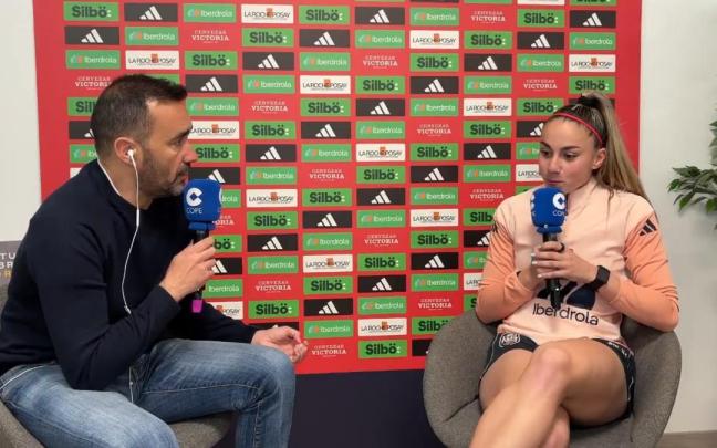 Athenea del Castillo, hablando con Juanma Castaño. / X (@partidazocope) Athenea del Castillo, hablando con Juanma Castaño.