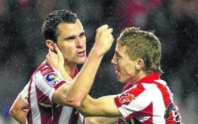Pablo Orbaiz celebra junto a Iker Muniain uno de sus goles como rojiblanco. / PABLO VIÑAS Pablo Orbaiz celebra junto a Iker Muniain uno de sus goles como rojiblanco. / PABLO VIÑAS
