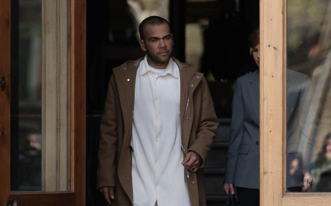 El exfutbolista Dani Alves y su abogada, Inés Guardiola, a su salida de la Audiencia de Barcelona / E.P. El exfutbolista Dani Alves y su abogada, Inés Guardiola, a su salida de la Audiencia de Barcelona