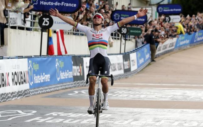 Van der Poel celebra su segunda victoria en la París-Roubaix. / Efe Van der Poel celebra su segunda victoria en la París-Roubaix.