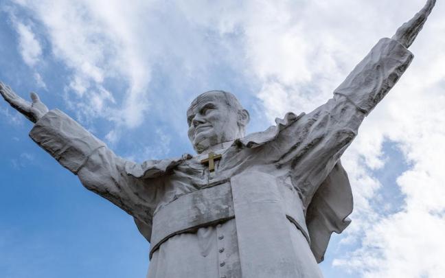 Estatua de Juan Pablo II en Czestochowa, Polonia. Estatua de Juan Pablo II en Czestochowa, Polonia.