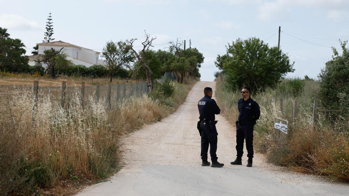 Policías portugueses en la zona en la que se busca a Madeleine McCann.