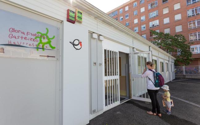 Un niño pequeño entra por la puerta hacia el interior de las instalaciones de una guardería de Vitoria-Gasteiz / EP Un niño pequeño entra por la puerta hacia el interior de las instalaciones de una guardería de Vitoria-Gasteiz