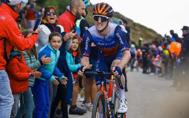 Eddie Dunbar, triunfador en el Picón Blanco. / Jayco / Sprint Cycling Eddie Dunbar, triunfador en el Picón Blanco.