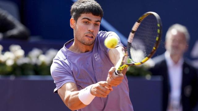 Carlos Alcaraz en acción ante el francés Arthur Fils durante el partido de semifinales del Barcelona Open Banc Sabadell. / EFE Carlos Alcaraz en acción ante el francés Arthur Fils durante el partido de semifinales del Barcelona Open Banc Sabadell.