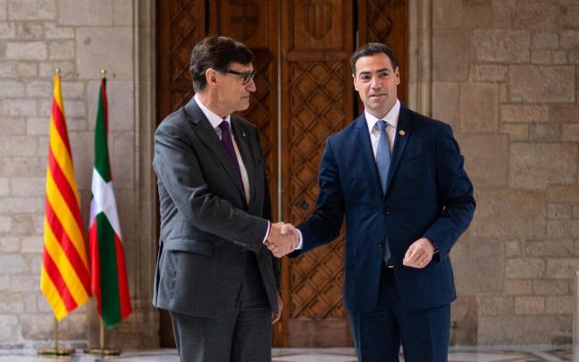 El presidente de la Generalitat, Salvador Illa, saluda al lehendakari, Imanol Pradales / Lorena Sopeña / Europa Press El presidente de la Generalitat, Salvador Illa, saluda al lehendakari, Imanol Pradales