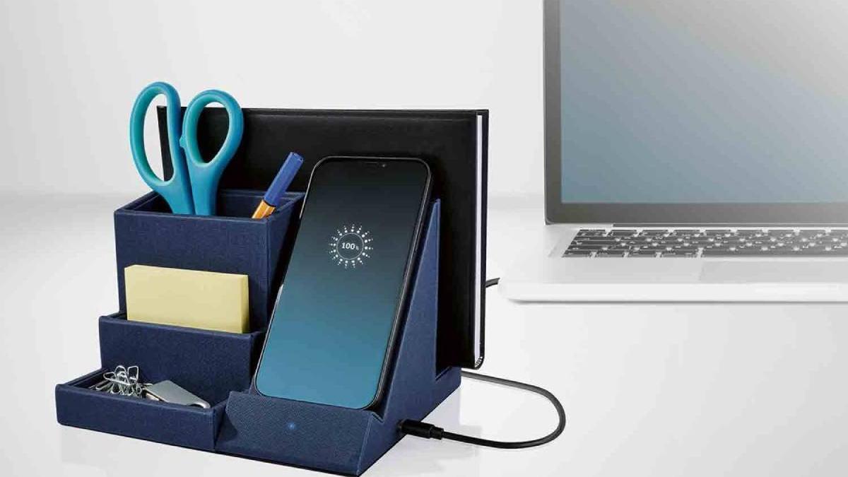 Organizador de escritorio con carga inalámbrica Qi.