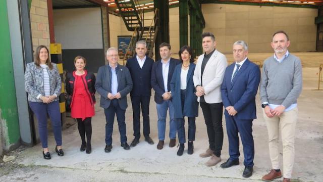El portavoz de PNV en Zumarraga Josu Idigoras (primero por la derecha), junto al resto de los representantes institucionales que participaron en la presentación del proyecto. / Asier Zaldua El portavoz de PNV en Zumarraga Josu Idigoras (primero por la derecha), junto al resto de los representantes institucionales que participaron en la presentación del proyecto.