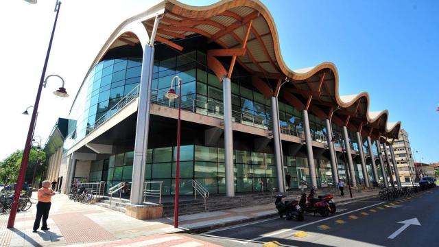 Exterior del polideportivo Aritzbatalde de Zarautz. / N.G. Exterior del polideportivo Aritzbatalde de Zarautz.