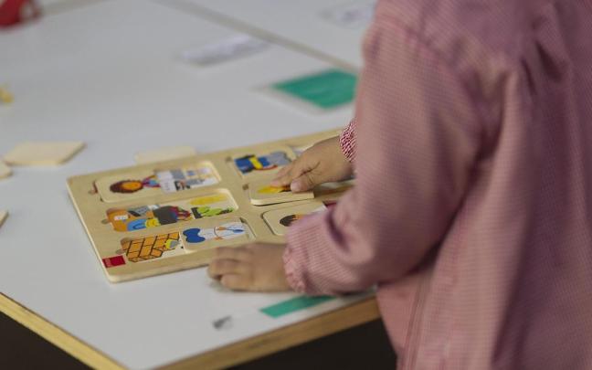 Una niña en un aula. / EP Una niña en un aula.