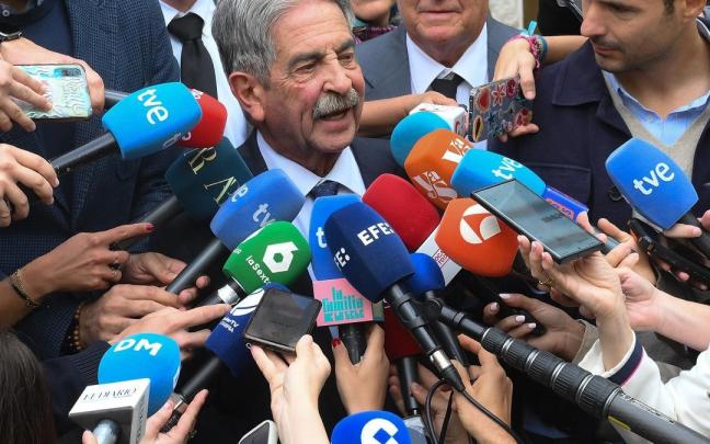 El secretario general del PRC y expresidente de Cantabria, Miguel Ángel Revilla, atiende a los medios antes de la celebración del acto de conciliación. / EP El secretario general del PRC y expresidente de Cantabria, Miguel Ángel Revilla, atiende a los medios antes de la celebración del acto de conciliación.