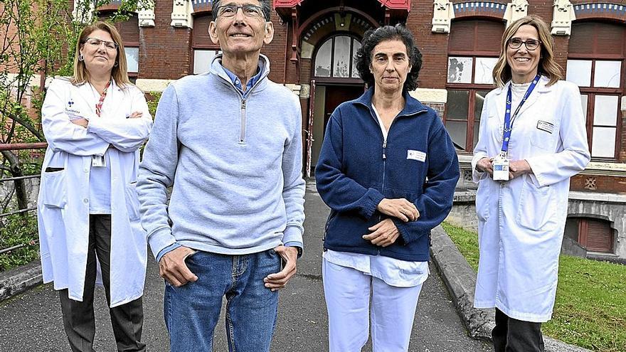 De izda a dcha., Lola Galán, cirujana colorrectal, el paciente Víctor Javier Larrinaga, que fue operado de cáncer de colon hace casi tres años, acompañado también de Gemma Garay, ginecóloga, y Ana Suárez, rehabilita