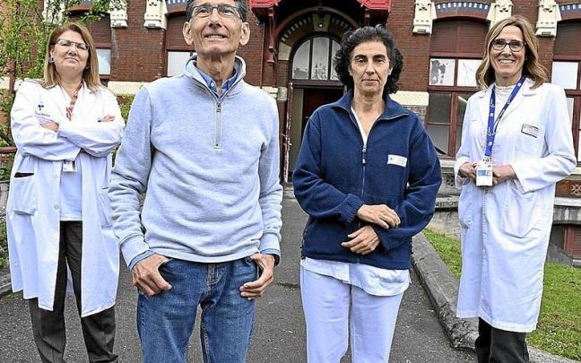 De izda a dcha., Lola Galán, cirujana colorrectal, el paciente Víctor Javier Larrinaga, que fue operado de cáncer de colon hace casi tres años, acompañado también de Gemma Garay, ginecóloga, y Ana Suárez, rehabilita / OSKAR GONZÁLEZ De izda a dcha., Lola Galán, cirujana colorrectal, el paciente Víctor Javier Larrinaga, que fue operado de cáncer de colon hace casi tres años, acompañado también de Gemma Garay, ginecóloga, y Ana Suárez, rehabilita