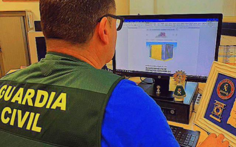 Un agente trabajando en la investigación sobre la estafa. GUARDIA CIVILD E GIPUZKOA Un agente trabajando en la investigación sobre la estafa. GUARDIA CIVILD E GIPUZKOA