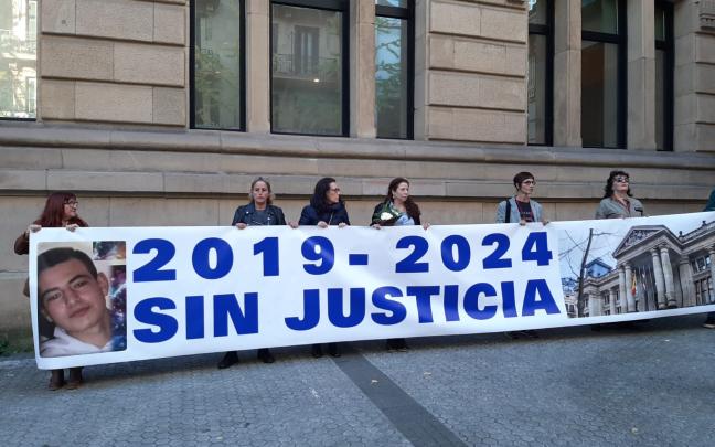 Fátima Hacine en una concentración ante la Audiencia de Gipuzkoa donde se ha seguido este segundo juicio por la muerte de su hijo, Santi Coca Fátima Hacine en una concentración ante la Audiencia de Gipuzkoa donde se ha seguido este segundo juicio por la muerte de su hijo, Santi Coca